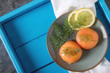 Füme somon, mus, pate dereotu ve limon ile. Koyu arka plan