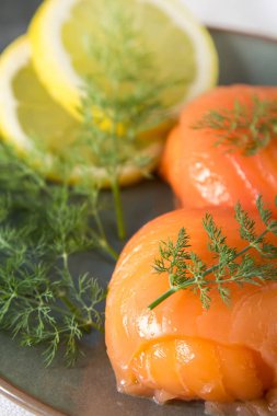 Füme somon, mus, pate dereotu ve limon ile. Koyu arka plan