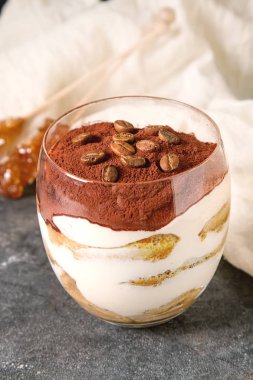 İtalyan geleneksel tatlı tiramisu. Koyu arka plan.