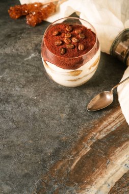 İtalyan geleneksel tatlı tiramisu. Koyu arka plan.