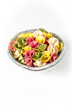 Çok renkli makarna çeşitleri. Çocuklar için lezzetli akşam yemeği. Makarna