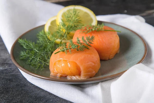 Füme somon, mus, pate dereotu ve limon ile. Koyu arka plan
