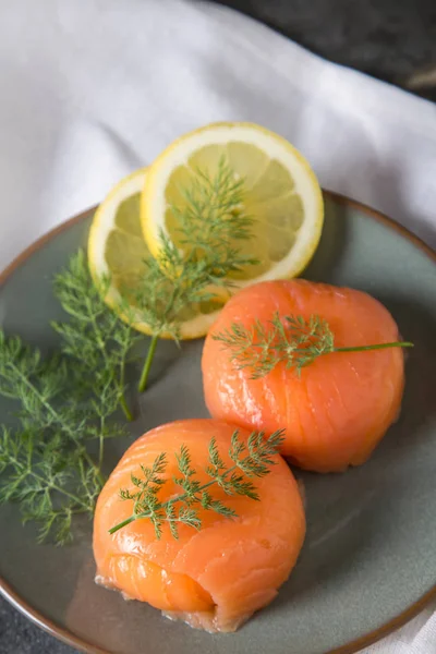 Füme somon, mus, pate dereotu ve limon ile. Koyu arka plan