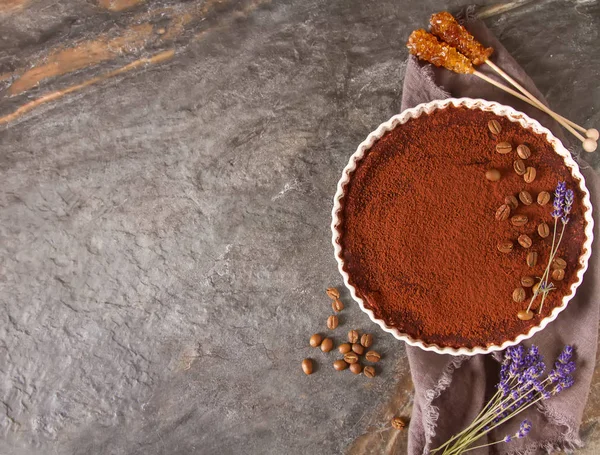 İtalyan geleneksel tatlı tiramisu. Koyu arka plan.