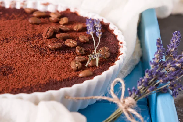 İtalyan geleneksel tatlı tiramisu. Koyu arka plan.