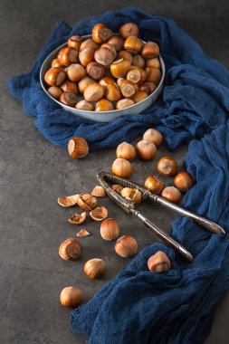 Sonbahar yemek. Fındık vardır fındık. Koyu arka plan.