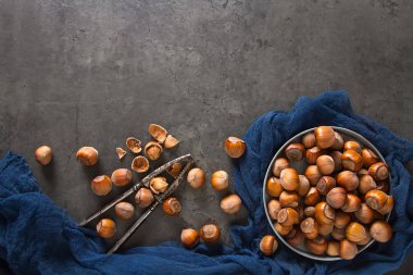 Sonbahar yemek. Fındık vardır fındık. Koyu arka plan.