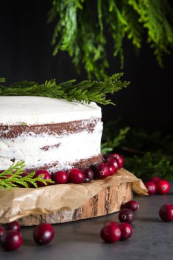 Beyaz krem ve karamel soslu çikolatalı kek. Koyu arka plan. Doğum günü