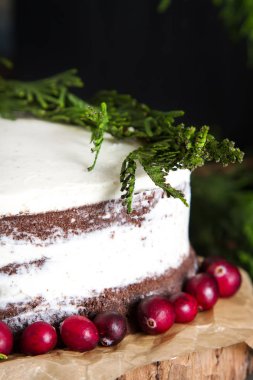 Beyaz krem ve karamel soslu çikolatalı kek. Koyu arka plan. Doğum günü