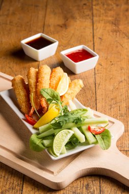 Derin yağda kızartılmış karides salata ile. Ahşap arka plan. Restoranın fotoğraf