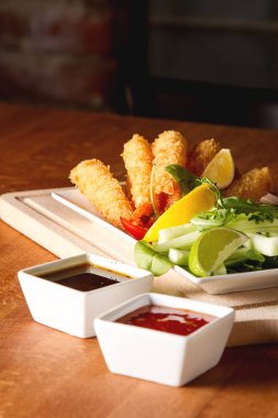 Derin yağda kızartılmış karides salata ile. Ahşap arka plan. Restoranın fotoğraf