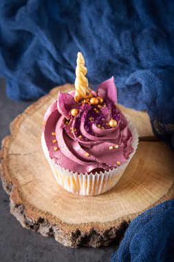 Kremalı çikolatalı kek. bir tek boynuzlu at şeklinde. Çocuğun doğum günü. Koyu arka plan.