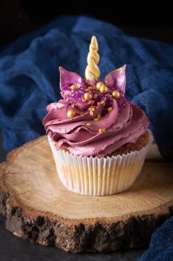 Kremalı çikolatalı kek. bir tek boynuzlu at şeklinde. Çocuğun doğum günü. Koyu arka plan.