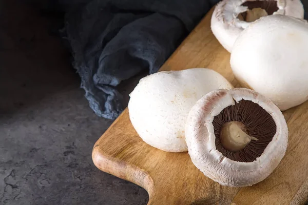 Portobello svamp. Välsmakande och stora svampar. Italienska rätter. Da — Stockfoto
