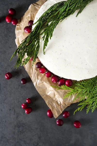 Beyaz krem ve karamel soslu çikolatalı kek. Koyu arka plan. Doğum günü