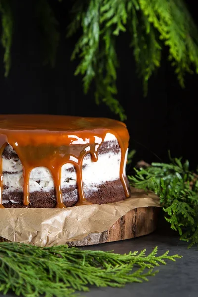 Шоколадный Торт Белым Кремом Карамельным Соусом Темный Фон День Рождения — стоковое фото