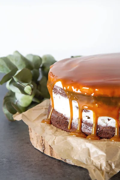 Torta Cioccolato Con Panna Bianca Salsa Caramello Sfondo Scuro Compleanno — Foto Stock