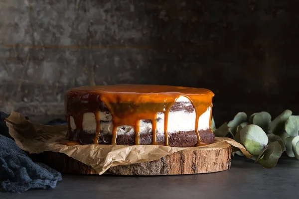 Pastel Chocolate Con Crema Blanca Salsa Caramelo Fondo Oscuro Cumpleaños — Foto de Stock