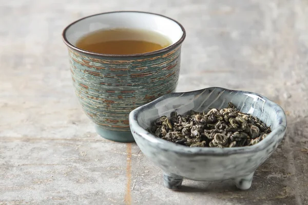 Фарфоровая китайская чашка, стальная чайная ложка. Black, green, puerh, ool — стоковое фото