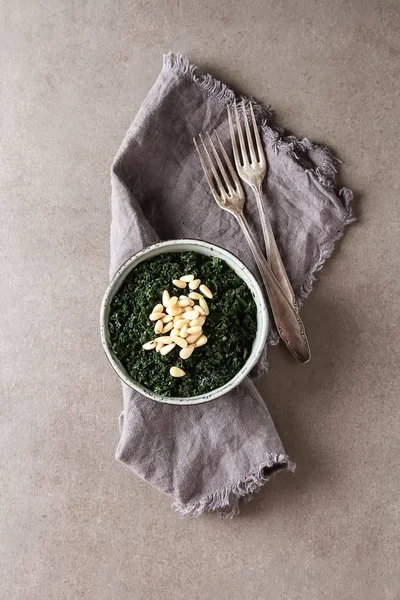 Čerstvé listy salátu Kale. Italská kuchyně. Tmavé pozadí. — Stock fotografie