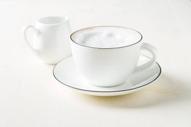 İtalyan ev yapımı espresso kahve beyaz bir kupa. Işık adam