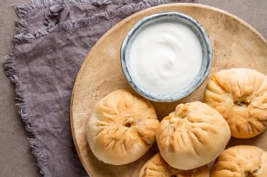 Geleneksel Rus etli börek, (belyashi) ekşi krema ile. Karanlık b