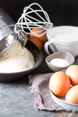 Krep, un, süt, yumurta için malzemeler. Geleneksel için