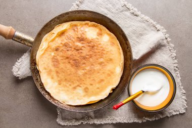 Bir tavada krep yığını. Geleneksel Rus p