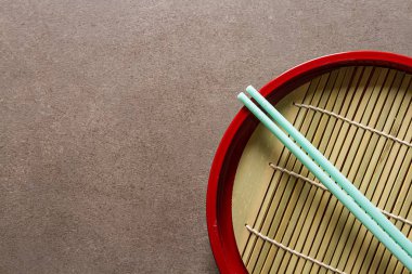 Çin yemeği. Yemek için iki çubuk. Yemek çubukları. Karanlık backg