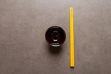 Çin yemeği. Yemek için iki çubuk. Yemek çubukları. Bir kase. Da