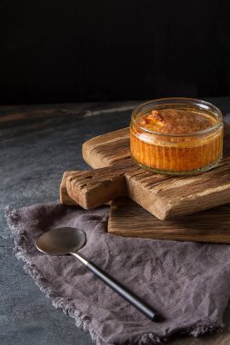 Fransız pişmiş peynirli sufle yakın çekim bir tablo. Koyu arka plan