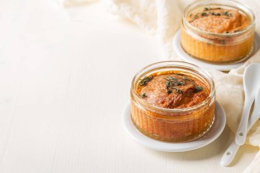 Fransız pişmiş peynirli sufle yakın çekim bir tablo. Işık beyaz bac