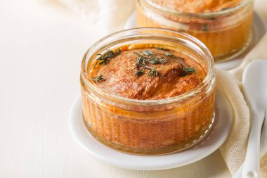 Fransız pişmiş peynirli sufle yakın çekim bir tablo. Işık beyaz bac