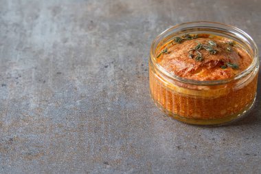 Fransız pişmiş peynirli sufle yakın çekim bir tablo. Koyu arka plan