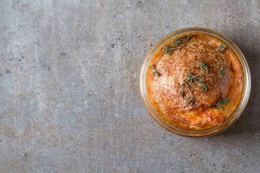 Fransız pişmiş peynirli sufle yakın çekim bir tablo. Koyu arka plan