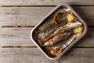 Cornish sardalye. Izgara ve Bbg. koyu arka planı için.