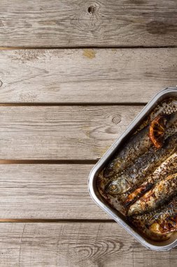 Cornish sardalye. Izgara ve Bbg. koyu arka planı için.