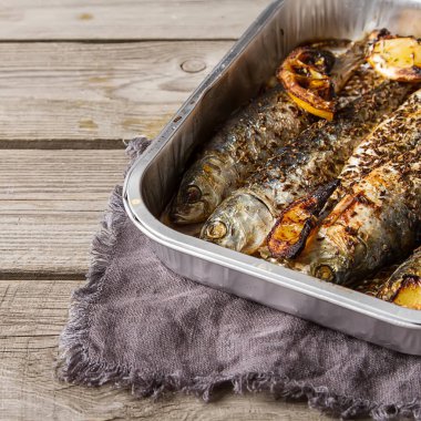 Cornish sardalye. Izgara ve Bbg. koyu arka planı için.