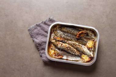 Cornish sardalye. Izgara ve Bbg. koyu arka planı için.