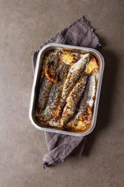 Cornish sardalye. Izgara ve Bbg. koyu arka planı için.