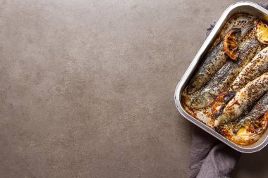 Cornish sardalye. Izgara ve Bbg. koyu arka planı için.