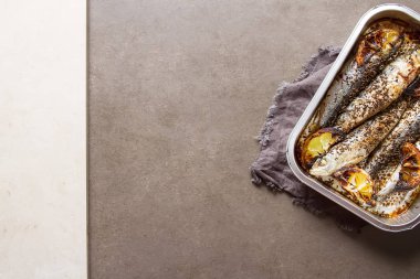 Cornish sardalye. Izgara ve Bbg. koyu arka planı için.