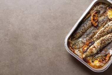 Cornish sardalye. Izgara ve Bbg. koyu arka planı için.