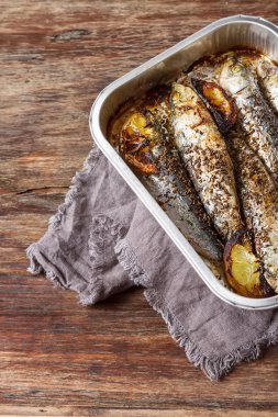 Cornish sardalye. Izgara ve Bbg. koyu arka planı için.