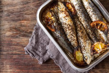 Cornish sardalye. Izgara ve Bbg. koyu arka planı için.