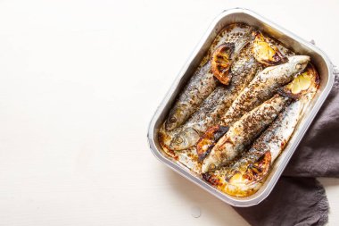 Cornish sardalye. Izgara ve Bbg. ışık beyaz arka planı için.