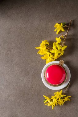 Moda mousse kek sprin ile dekore edilmiş bir ayna sır ile