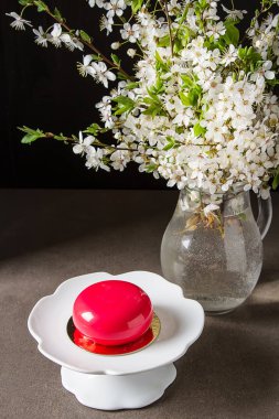 Moda mousse kek sprin ile dekore edilmiş bir ayna sır ile