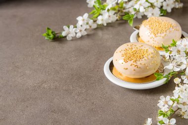 Moda mousse kek sprin ile dekore edilmiş bir ayna sır ile