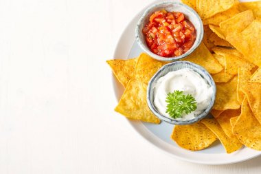 Aperatif bir parti, tortilla cips, cips Soslar: sals